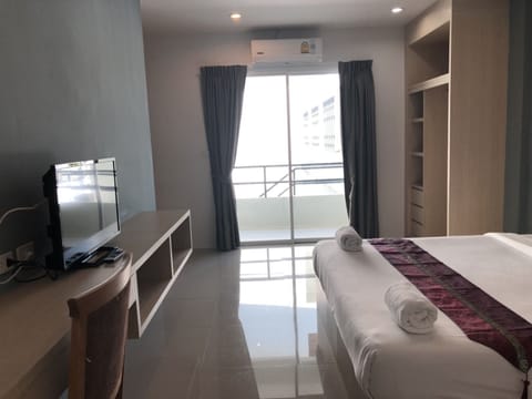 Deluxe Studio, 1 King Bed | Blackout drapes, free WiFi, bed sheets