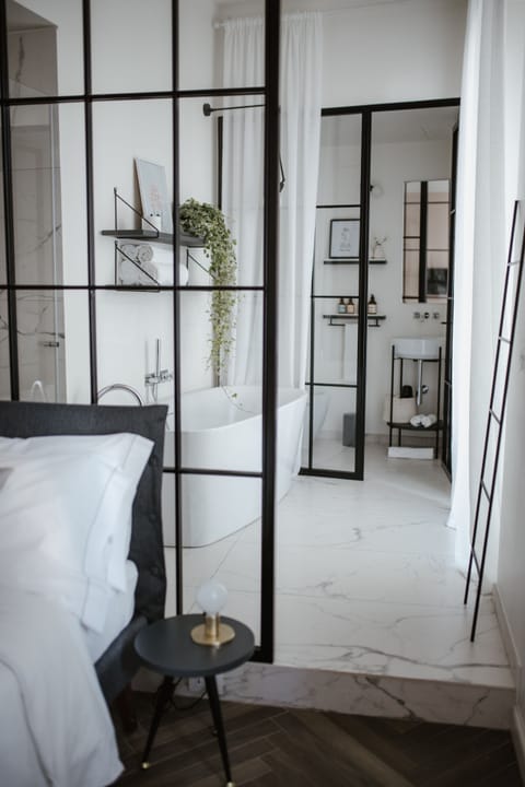 Double Room (Suite 2) | Individually decorated, individually furnished, iron/ironing board