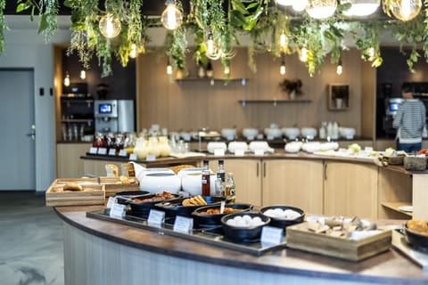 Buffet breakfast for a fee on weekdays