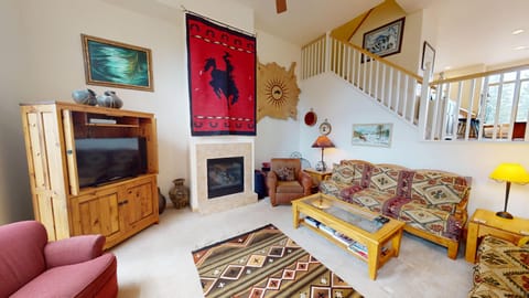 Spacious Living Room with Flatscreen, Gas Fireplace - Spacious Living Room with Flatscreen, Gas Fireplace