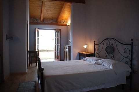 Cribs/infant beds, free WiFi, bed sheets