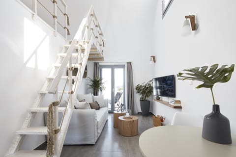 Deluxe Loft, Sea View | In-room safe, individually decorated, individually furnished, desk