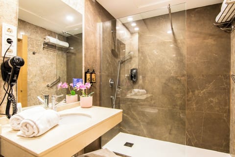 Deluxe Room, Partial Sea View | Bathroom | Free toiletries, hair dryer, towels