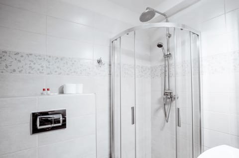 Family Apartment, Multiple Beds | Bathroom | Hair dryer, towels