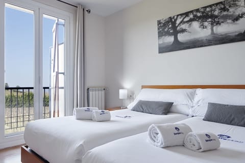 Triple Room | Desk, iron/ironing board, free cribs/infant beds, rollaway beds