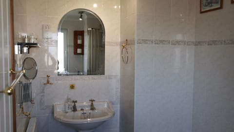 1 bedroom, Egyptian cotton sheets, premium bedding, down comforters