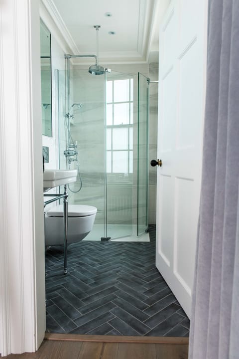 Double Room, Ensuite, Sea View | Bathroom | Designer toiletries, hair dryer, bathrobes, slippers