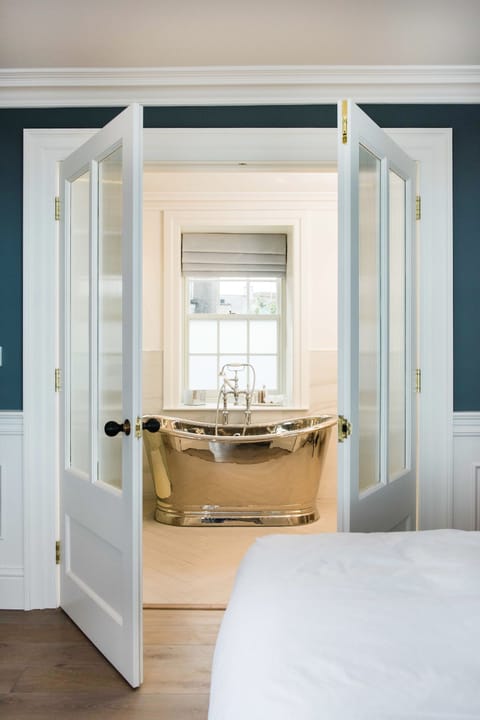 Double Room, Ensuite, Sea View (Bathtub) | Desk, blackout drapes, soundproofing, iron/ironing board