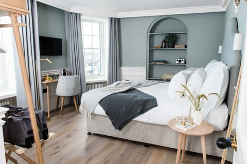 Double Room, Ensuite, Sea View | Desk, blackout drapes, soundproofing, iron/ironing board