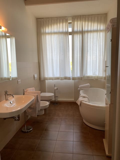 Superior Room | Bathroom | Deep soaking tub, rainfall showerhead, free toiletries, hair dryer
