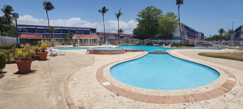 Area de Piscina / Pool Facilities