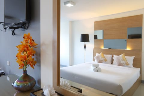 Deluxe Double Room | Desk, laptop workspace, blackout drapes, rollaway beds