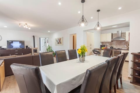 Fully equipped kitchen with living room