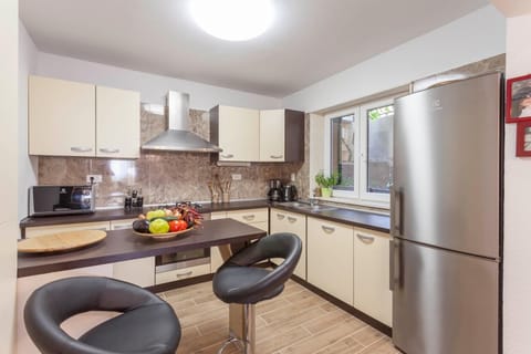 Fully equipped kitchen with living room