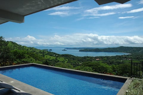 Beautiful Pool with spectacular ocean view
