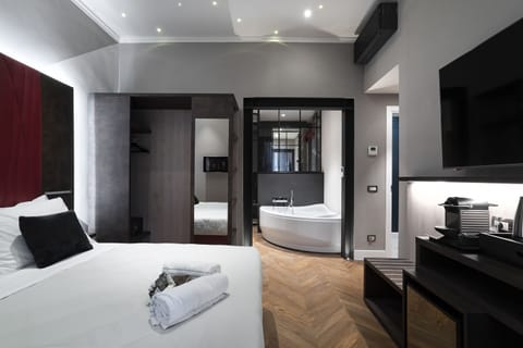Suite Luxury Sauna Jacuzzi | 1 bedroom, minibar, in-room safe, desk