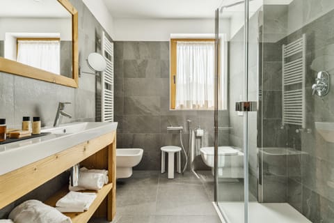 Suite Queen Cristallo/Croda | Bathroom | Shower, hair dryer, bathrobes, slippers