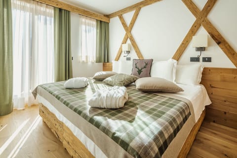 Suite Queen Cristallo/Croda | Minibar, in-room safe, individually furnished, desk