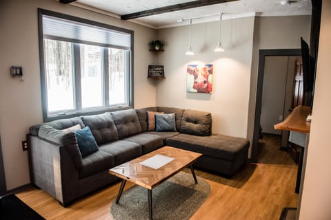 Family Cabin, 2 Bedrooms, Mountain View | Living room | 40-inch Smart TV with cable channels, TV, Netflix