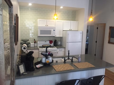 Lizzie Suite | Private kitchen | Full-size fridge, microwave, oven, stovetop