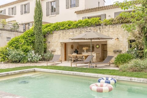 Piscine jardin vue ensemble bastide du couchant saint remy de provence