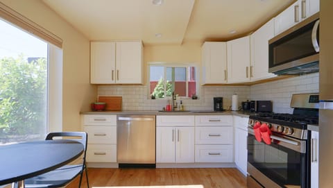 Fully equipped kitchen with lots of natural light and a coffee table. 