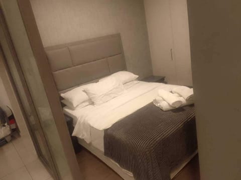 Executive Studio Suite, 1 Queen Bed, Private Bathroom | Individually furnished, iron/ironing board, free WiFi, bed sheets