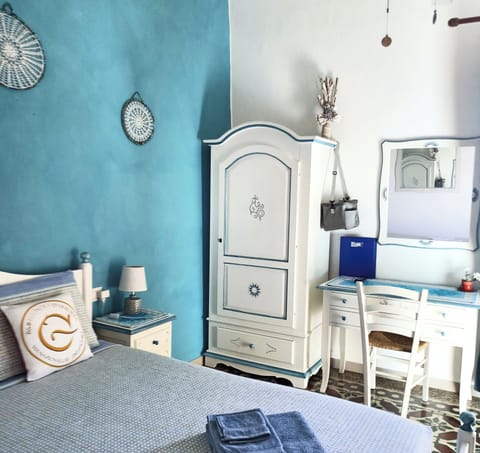 Traditional Double Room | Desk, WiFi (free), individually decorated, individually furnished