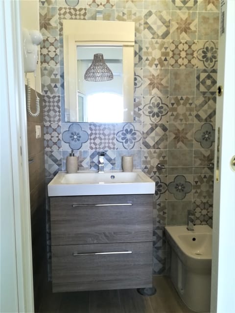 Double Room, 1 Queen Bed | Bathroom | Shower, rainfall showerhead, hair dryer, bidet