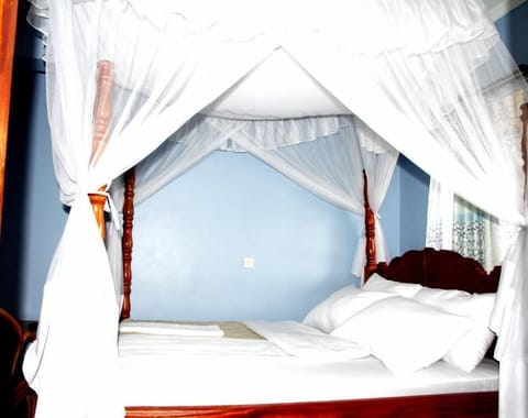 Deluxe Studio | Premium bedding, in-room safe, desk, free WiFi