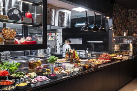 Free daily buffet breakfast
