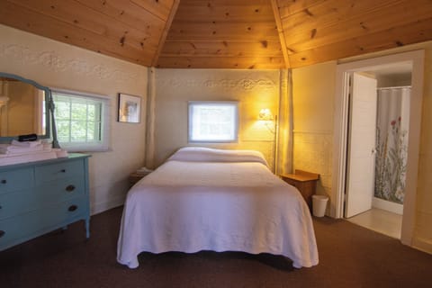 Cottage, 1 Bedroom, Lakeside | Free cribs/infant beds, bed sheets