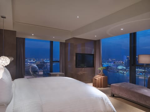 Premium bedding, down comforters, minibar (some free items)
