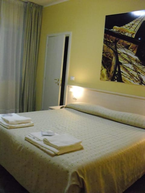 In-room safe, desk, bed sheets