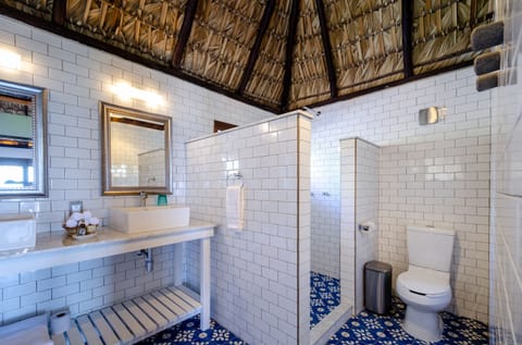 Deluxe Suite, Sea View | Bathroom | Shower, towels