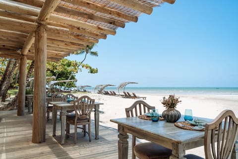2 restaurants; breakfast, lunch, and dinner served