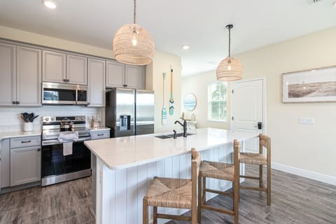 Townhome, Multiple Beds (Deluxe Quadruple Room) | Private kitchen | Full-size fridge, microwave, oven, stovetop