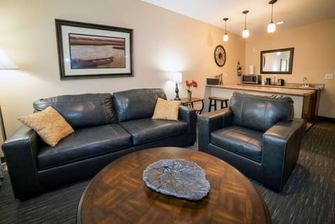 Honeymoon Suite, 1 King Bed, Non Smoking | In-room safe, desk, iron/ironing board, free WiFi