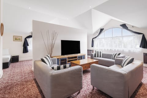 Deluxe Family Room | Iron/ironing board (on request), bed sheets