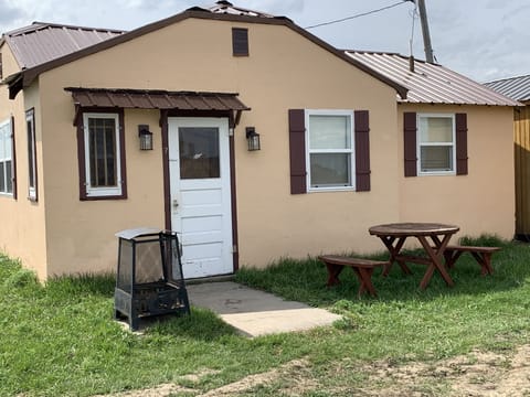 Guests can use the fire pit and the picnic table.