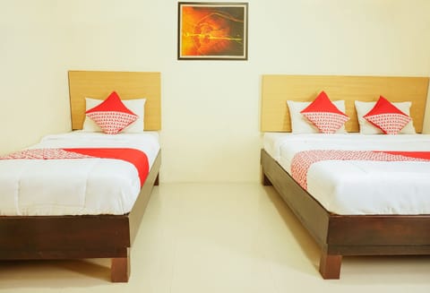 Superior Suite | Desk, WiFi (free), bed sheets