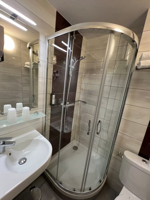 Shower, free toiletries, hair dryer, towels