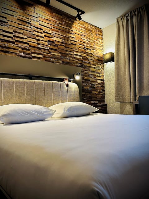 Standard Room, 1 Queen Bed | Individually decorated, desk, soundproofing, iron/ironing board