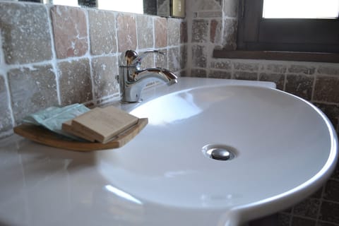 Comfort Double Room | Bathroom sink