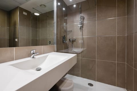 Shower, free toiletries, hair dryer, bidet