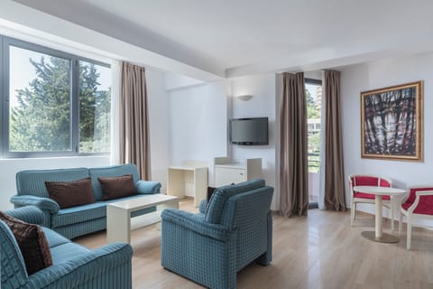 Family Suite | In-room safe, individually decorated, individually furnished, bed sheets