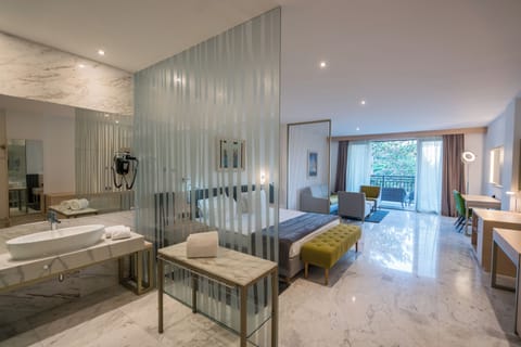 Junior Room, Garden View | In-room safe, individually decorated, individually furnished, bed sheets