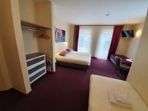 Individually decorated, desk, soundproofing, cribs/infant beds