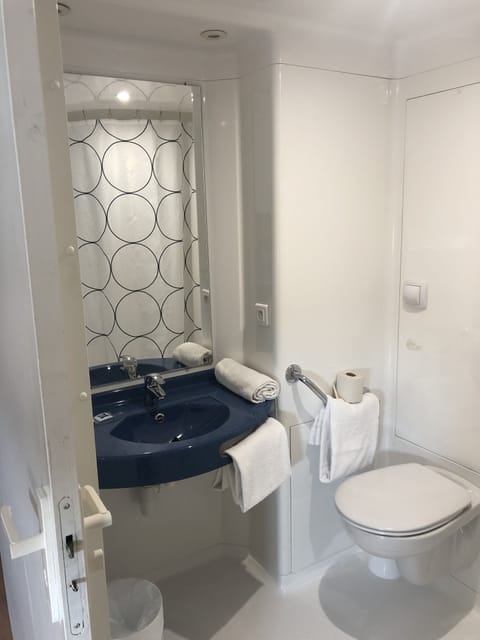 Shower, eco-friendly toiletries, towels