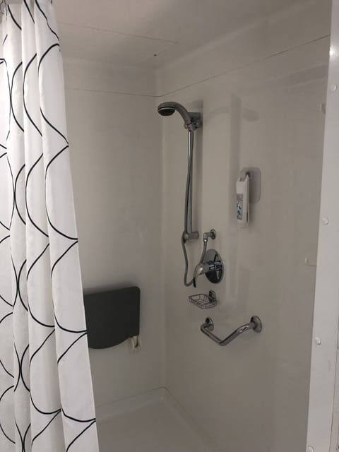 Triple Room, 3 Twin Beds | Bathroom | Shower, eco-friendly toiletries, towels